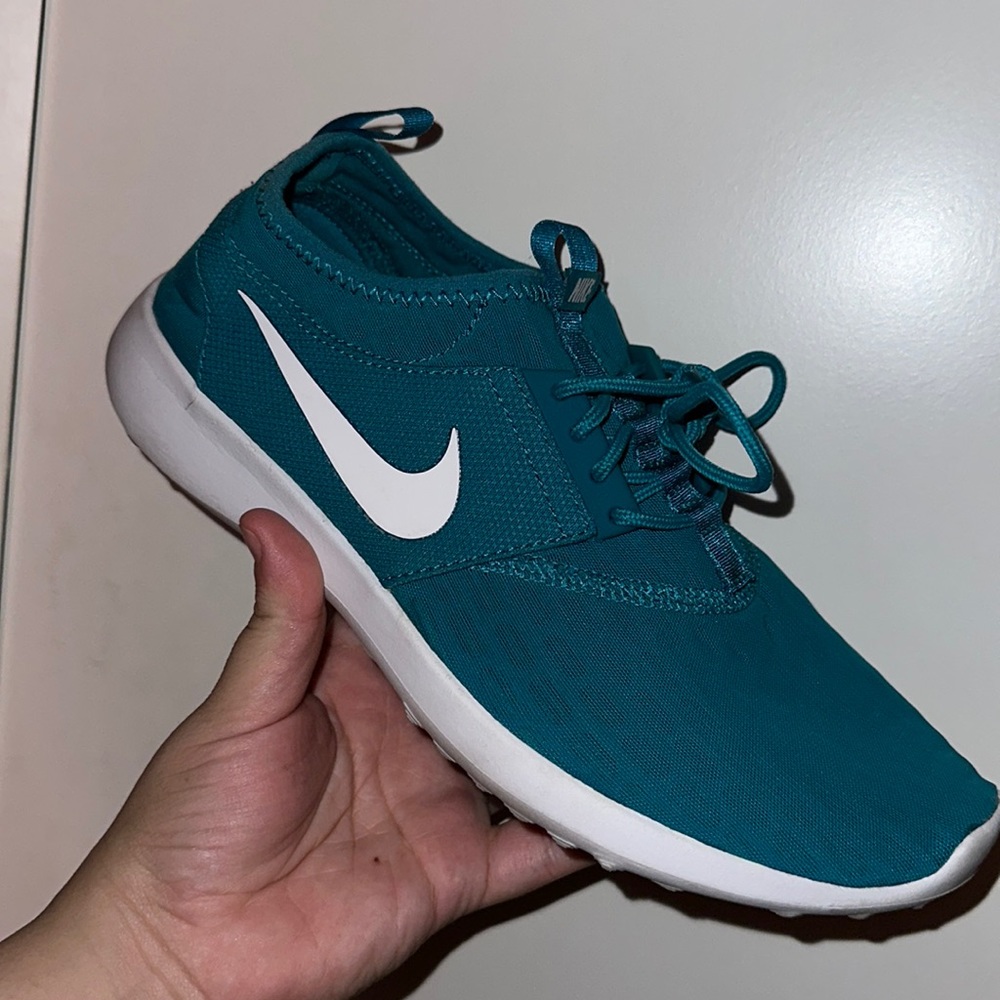 Women nike shoes in the color teal/aqua